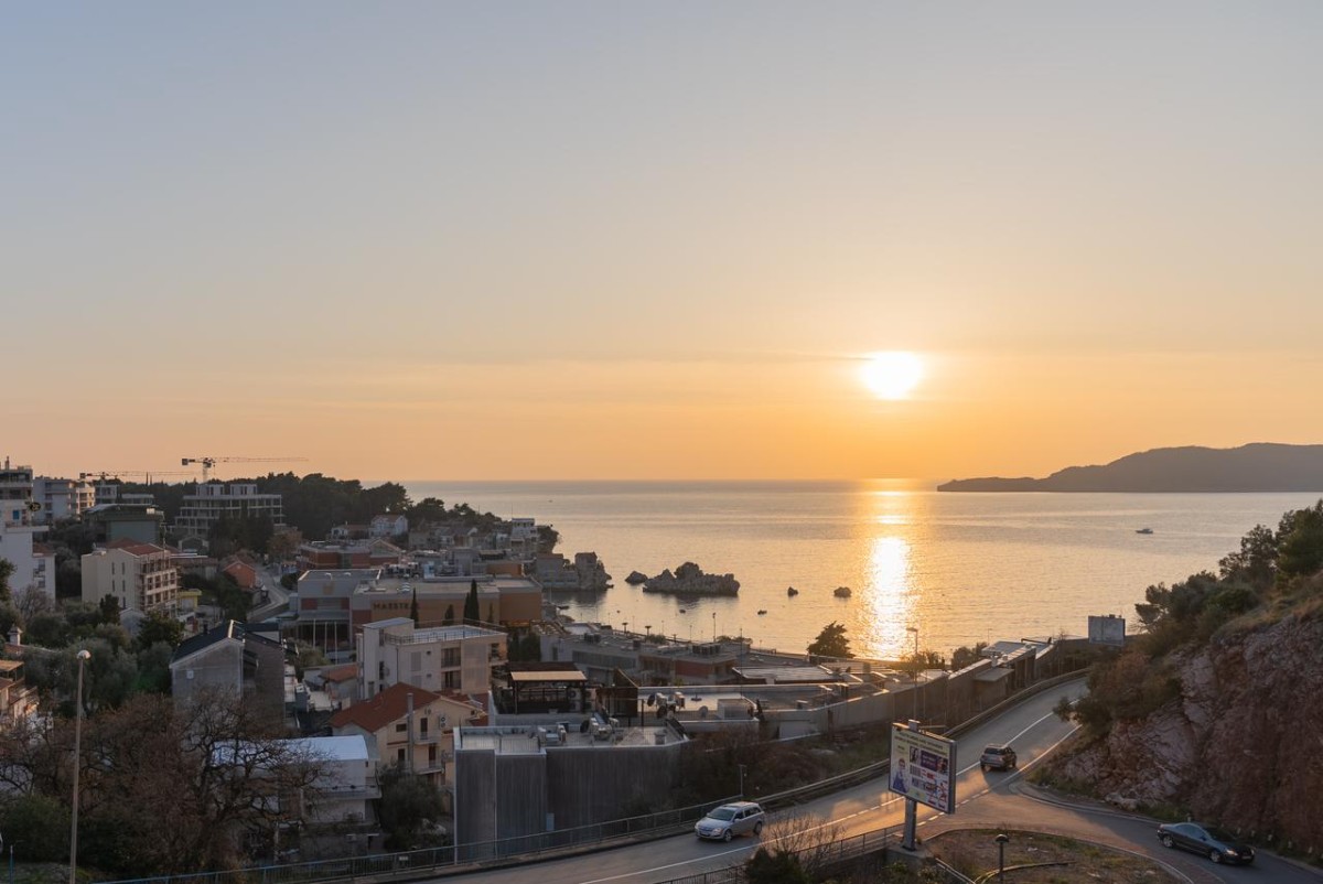 Na prodaju prostran trosoban stan površine 161m2 sa pogledom na more, Budva, Pržno